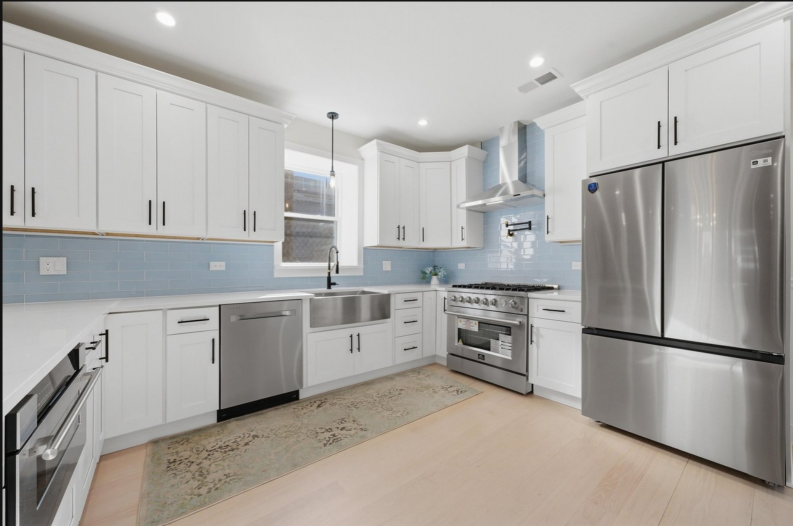 Custom kitchen designed by AM Direct Appliances featuring carefully selected appliances from multiple brands for optimal performance and value.