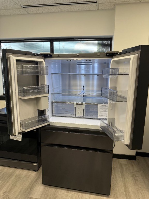 Samsung AI Family Hub™ | AI Vision & Auto Open Door | 29 cu.ft. Charcoal Glass&Matte Black Steel RF90F29AECEAA