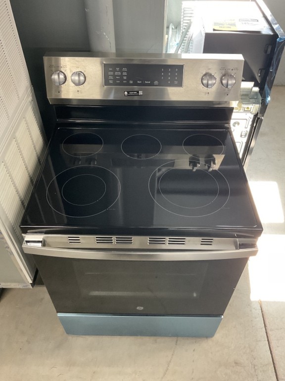 GE 30" Free-Standing Electric Convection Range with No Preheat Air Fry and EasyWash Oven Tray Stainless Steel GRF600AVSS