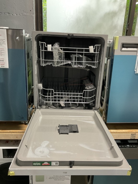 GE Front Control with Plastic Interior Dishwasher with Sanitize Cycle & Dry Boost White GDF550PGRWW, product image 4 of 5