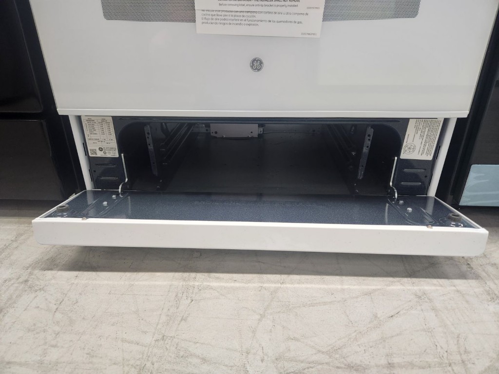 GE 30" Free-Standing Gas Range White JGBS66DEKWW, product image 3 of 23