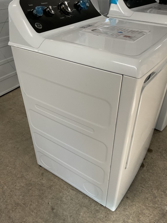 GE 7.2 cu. ft. Capacity Gas Dryer with Up To 120 ft. Venting and Extended Tumble White with Matte Black Backsplash GTD48GASWWB, product image 3 of 20