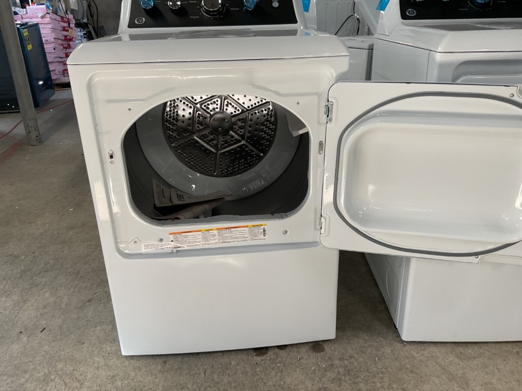 GE 7.2 cu. ft. Capacity Gas Dryer with Up To 120 ft. Venting and Extended Tumble White with Matte Black Backsplash GTD48GASWWB, product image 4 of 20