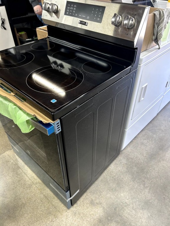 GE 30" Free-Standing Electric Convection Range with No Preheat Air Fry and EasyWash Oven Tray Stainless Steel GRF600AVSS