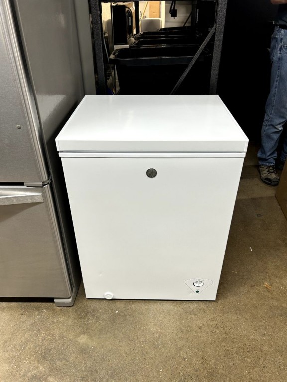 GE 5.1 Cu. Ft. Manual Defrost Chest Freezer White FCM5STWW