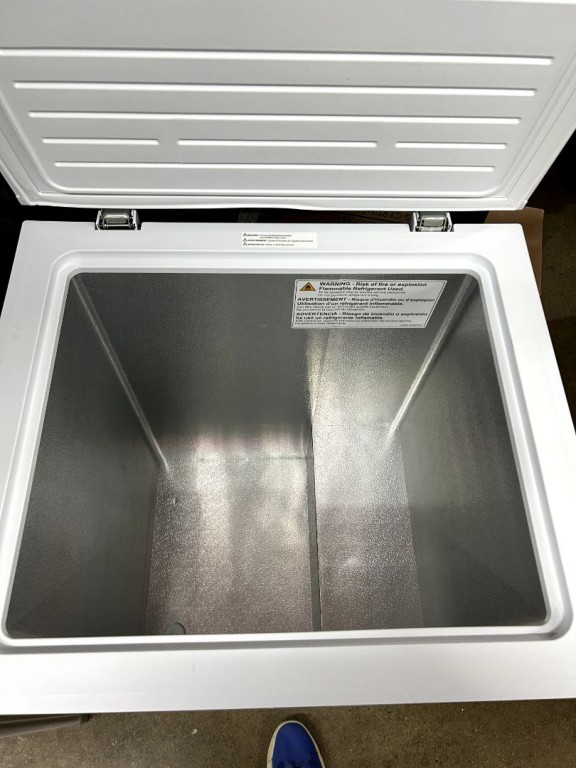 GE 5.1 Cu. Ft. Manual Defrost Chest Freezer White FCM5STWW