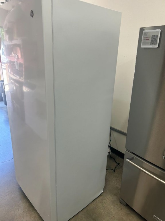GE 21.3 Cu. Ft. Frost-Free Garage Ready Upright Freezer White FUF21DLRWW