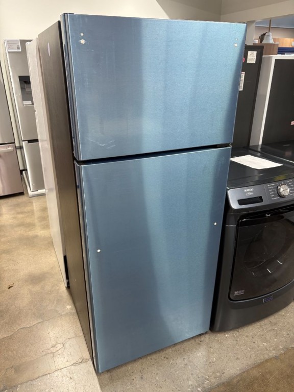 GE 17.5 Cu. Ft. Top-Freezer Refrigerator Stainless Steel GIE18GSNRSS