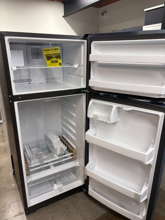 GE 17.5 Cu. Ft. Top-Freezer Refrigerator Stainless Steel GIE18GSNRSS