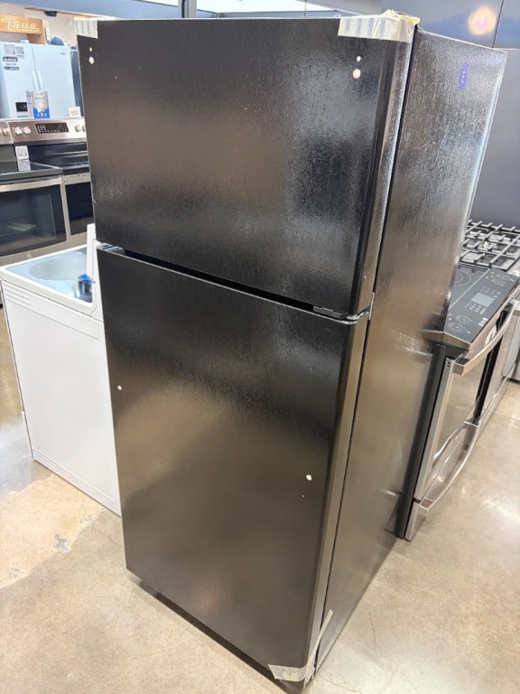 GE 17.5 Cu. Ft. Top-Freezer Refrigerator Black GIE18GTNRBB
