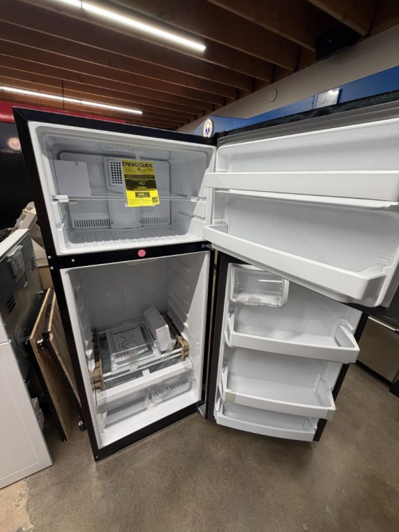 GE 17.5 Cu. Ft. Top-Freezer Refrigerator Black GIE18GTNRBB