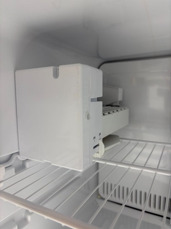GE 17.5 Cu. Ft. Top-Freezer Refrigerator Black GIE18GTNRBB