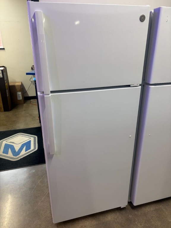 GE 17.5 Cu. Ft. Top-Freezer Refrigerator White GTS18HGNRWW