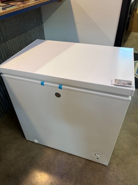 GE 7.0 Cu. Ft. Manual Defrost Chest Freezer White FCM7STWW