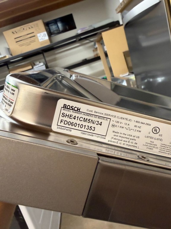 Bosch 100 Series Dishwasher 24'' Stainless Steel SHE41CM5N, product image 2 of 18