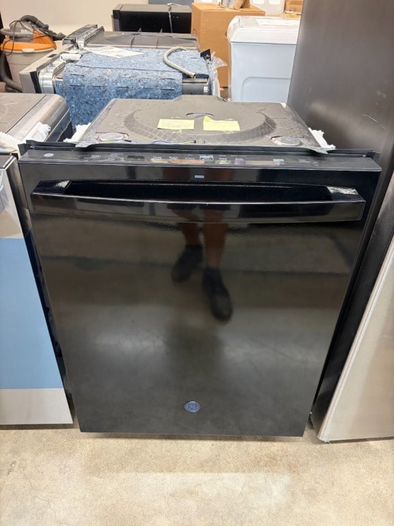 GE Top Control with Stainless Steel Interior Dishwasher with Sanitize Cycle Black GDT670SGVBB, product image 2 of 34