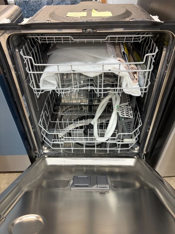 GE Top Control with Stainless Steel Interior Dishwasher with Sanitize Cycle Black GDT670SGVBB, product image 3 of 34