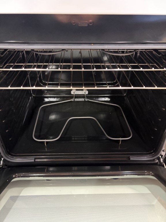 GE 30" Free-Standing Electric Range White GRF400SVWW, product image 3 of 22