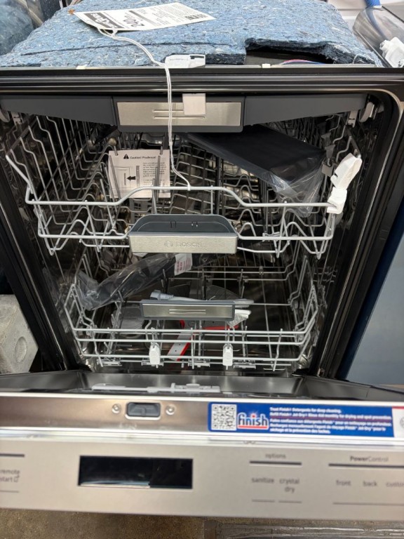 Bosch Benchmark™ Dishwasher 24'' Stainless Steel SHP9PCM5N, product image 3 of 6