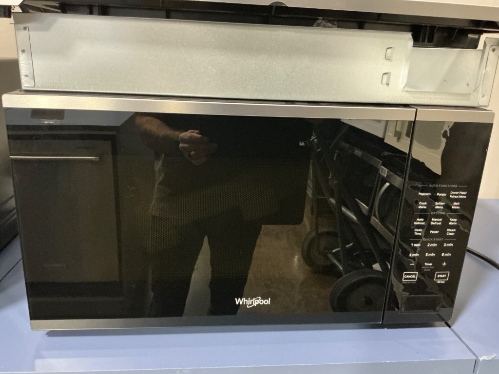 Whirlpool 1.6 cu. ft. Sensor Cooking Microwave Fingerprint Resistant Stainless Steel WMCS7022PZ