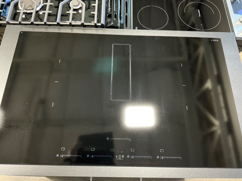 Elica The central ventilation system ensures high-level fume capture in record time with low noise, capturing all the fumes and odors before they even start to rise. Black glass ENF436BL
