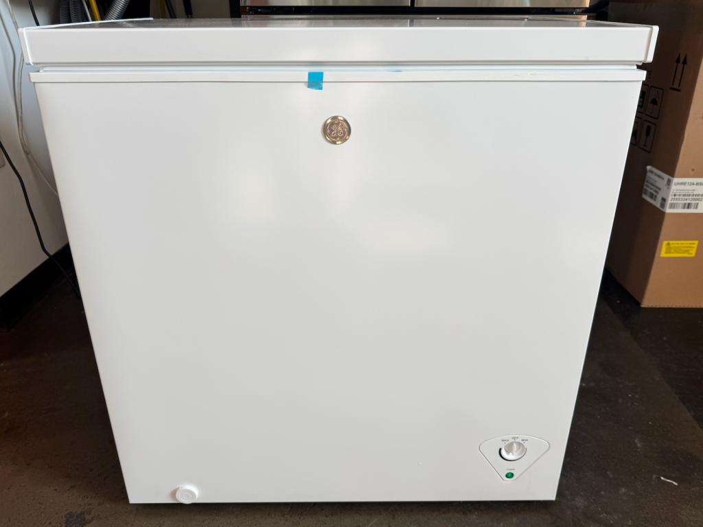 GE 7.0 Cu. Ft. Manual Defrost Chest Freezer White FCM7STWW